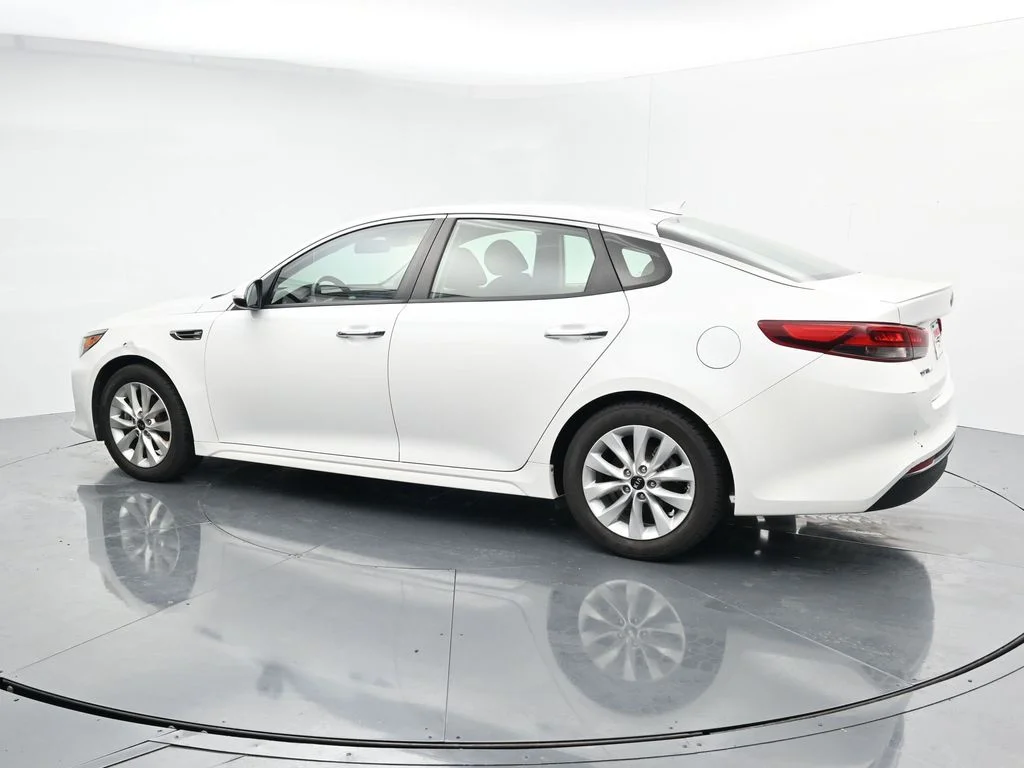 Used 2018 White Kia S image 4