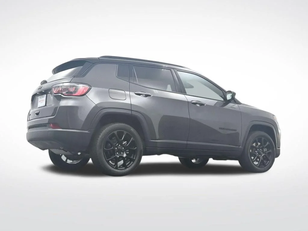 Used 2024  Jeep Latitude image 33