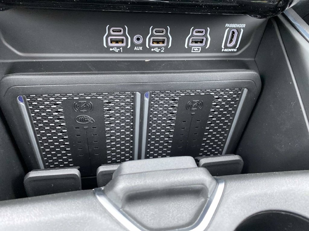 New 2026 Bright White Clear-Coat Exterior Paint Ram Laramie image 13