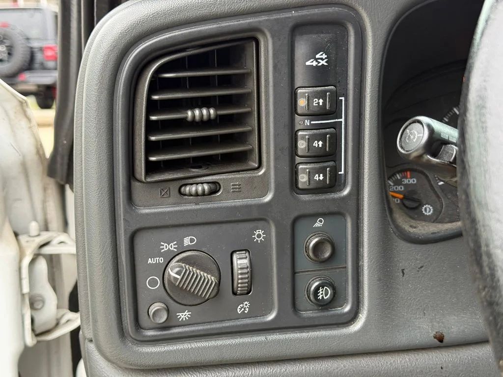 Used 2006 White Chevrolet LT image 19