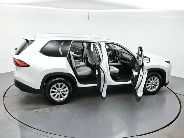 Used 2024 Wind Chill Pearl Toyota XLE image 46