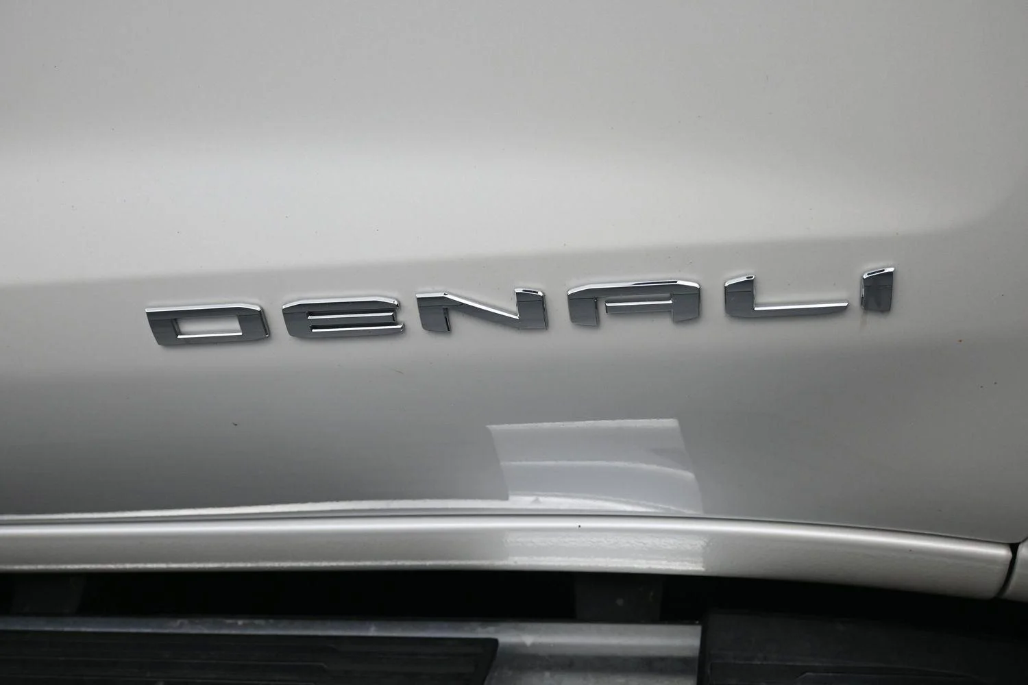 Used 2024 White Frost Tricoat GMC Denali image 7