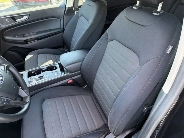 Used 2022 Black Ford SE image 19