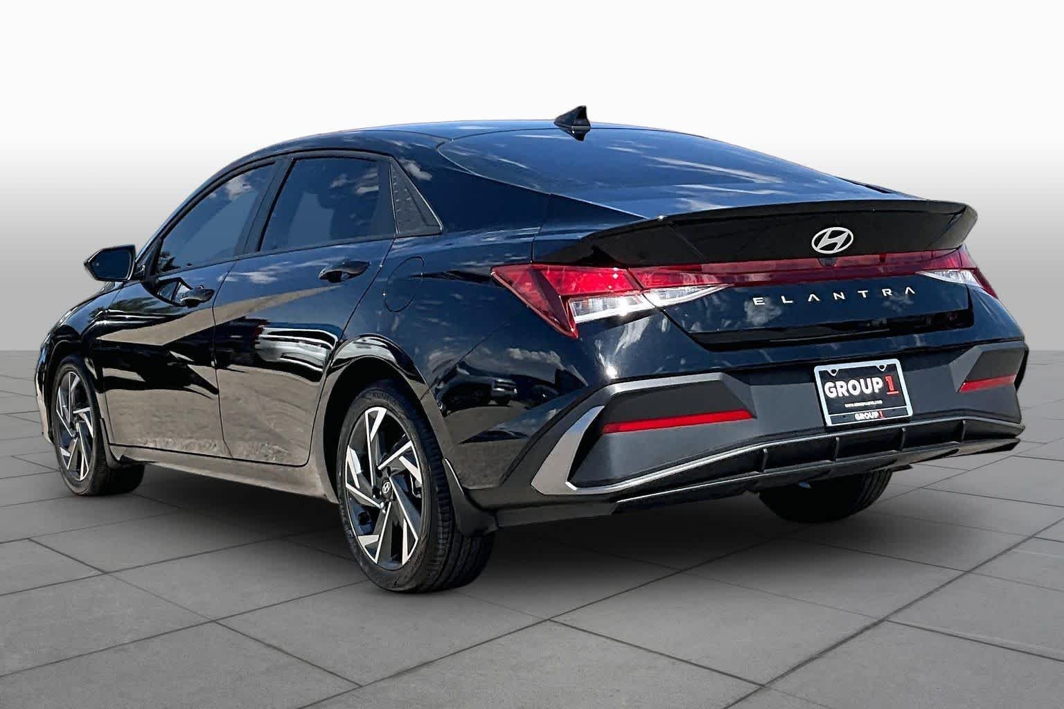 Used 2025 Abyss Black Hyundai SEL Sport image 11