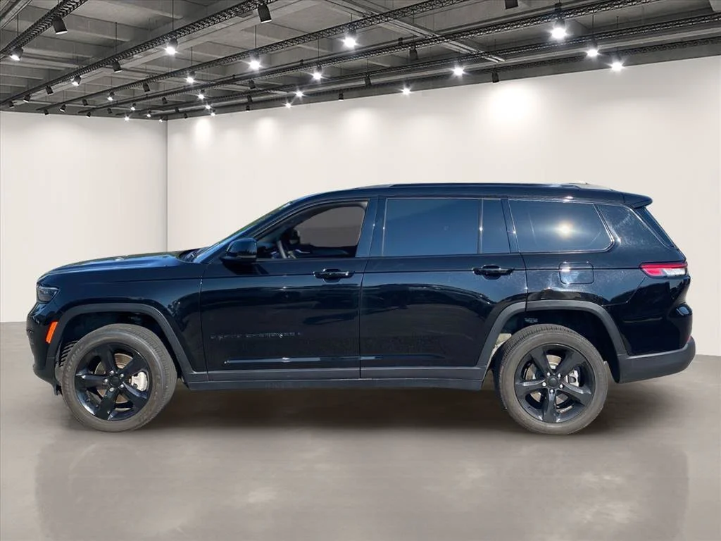 Used 2024 Diamond Black Crystal Pearlcoat Jeep Altitude X image 4