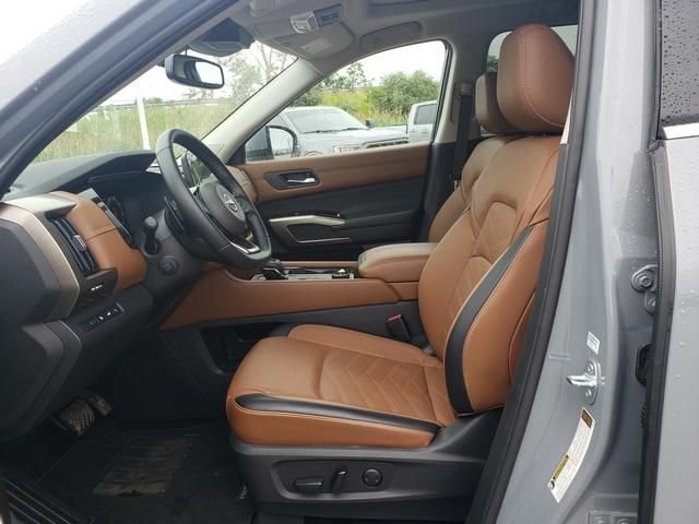 Used 2022 Gray Nissan Platinum image 10