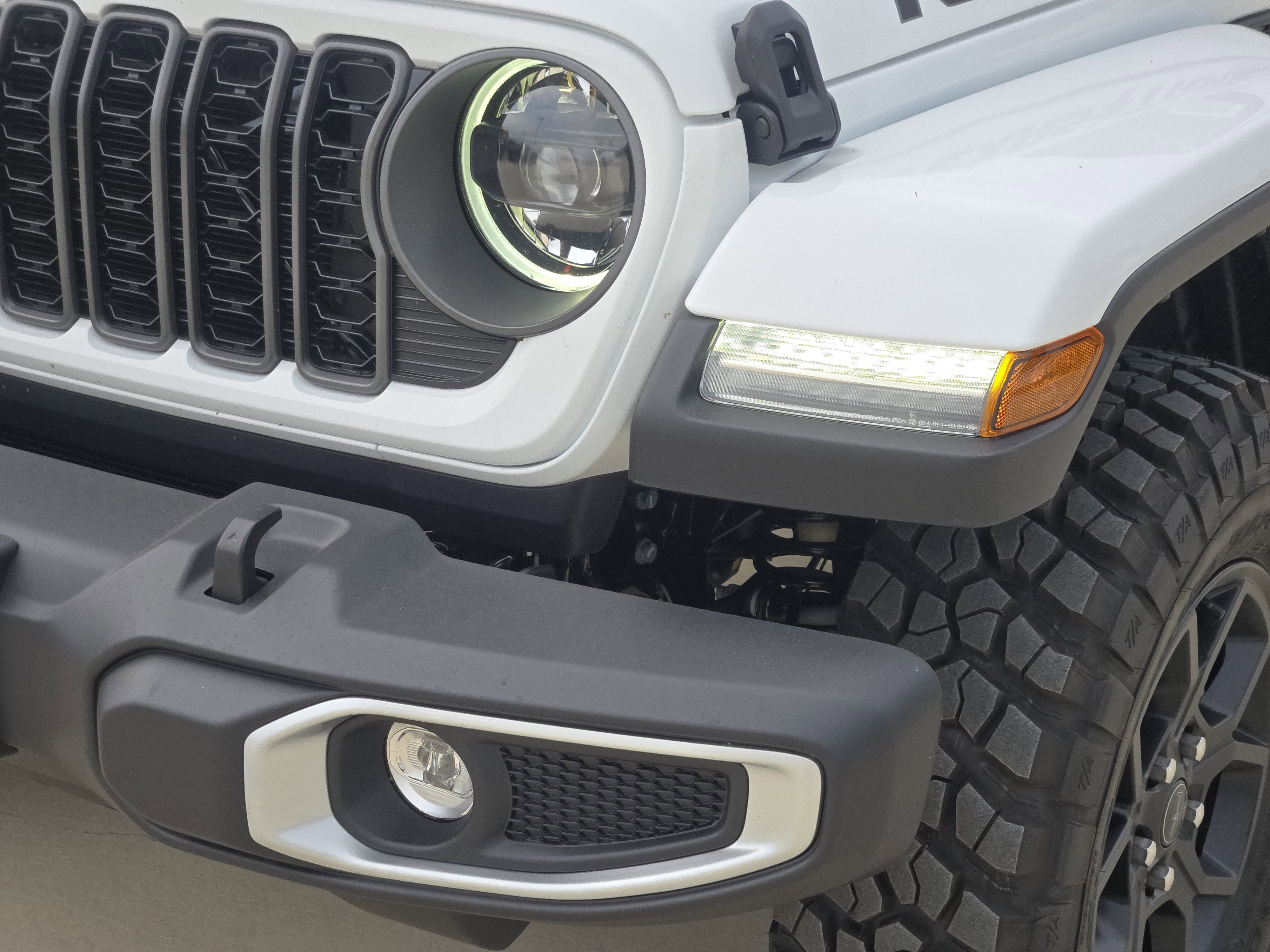 New 2026 Bright White Clear-Coat Exterior Paint Jeep Texas Trail image 7
