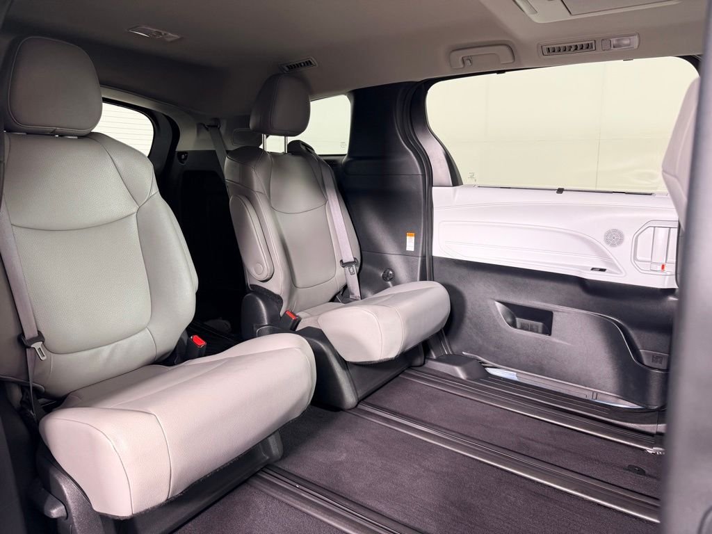 Certified Used 2025  Toyota XLE image 28