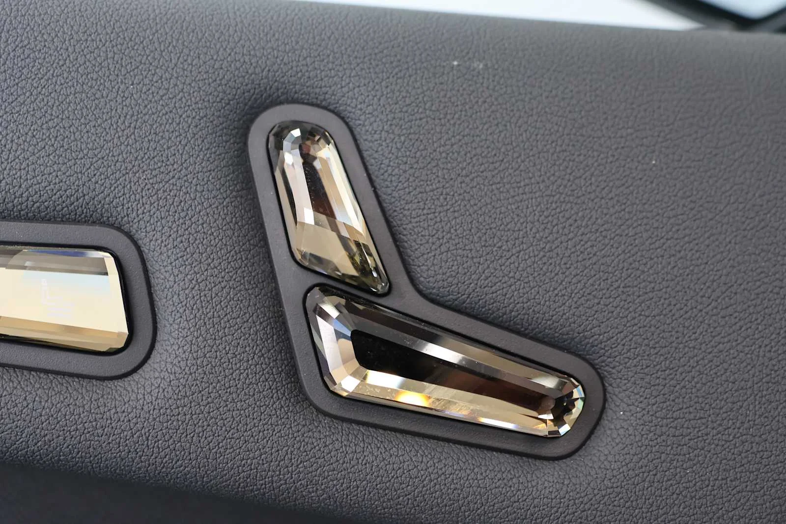 Used 2024 Oxide Grey Metallic BMW M60 image 13