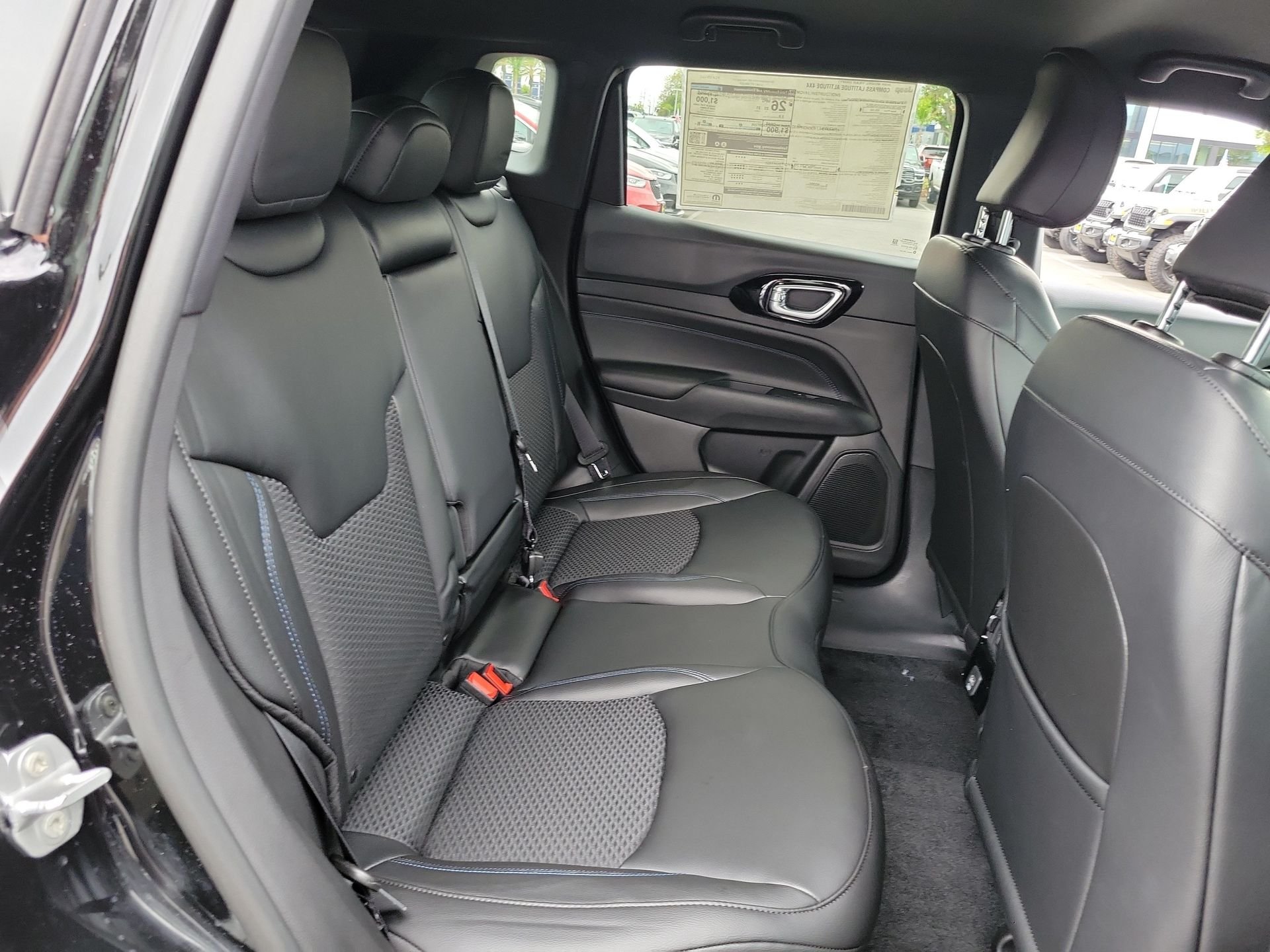 New 2026 Diamond Black Crystal Pearl-Coat Exterior Paint Jeep Latitude image 19