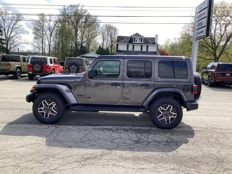 New 2026 Granite Crystal Metallic Clear-Coat Exterior Paint Jeep Sahara image 4
