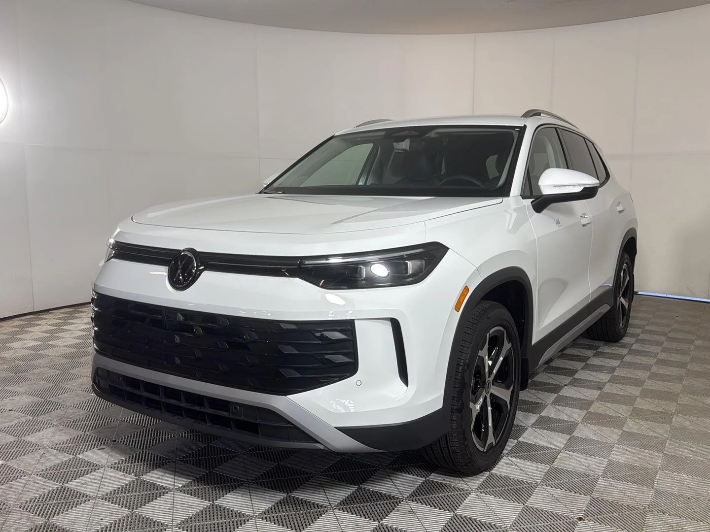 New 2026 pure white Volkswagen SE image 11