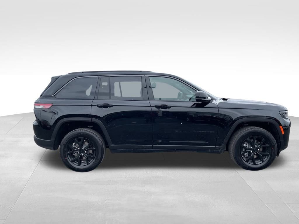 New 2026 Diamond Black Crystal Pearl-Coat Exterior Paint Jeep Altitude image 6