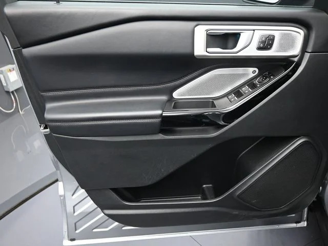 Used 2023 Silver Ford Platinum image 9