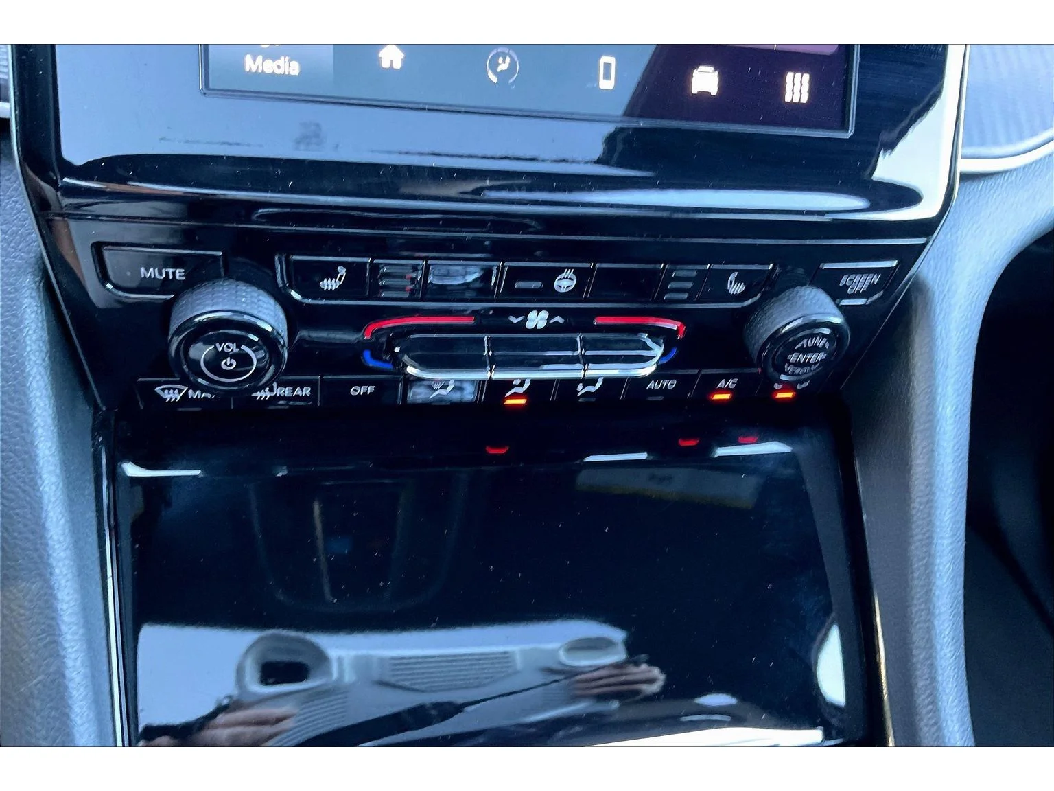 Used 2023 Silver Jeep Altitude image 21