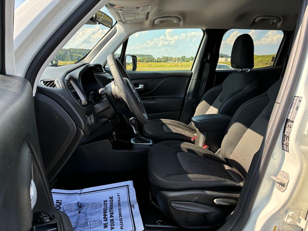 Used 2023 White Jeep Latitude image 8
