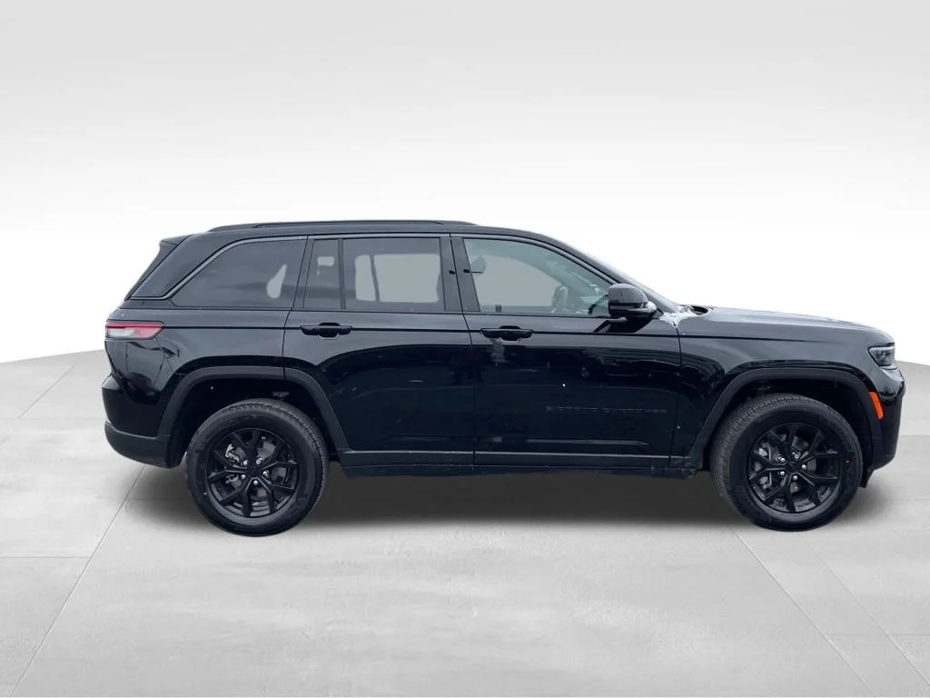 New 2026 Diamond Black Crystal Pearl-Coat Exterior Paint Jeep Altitude image 6
