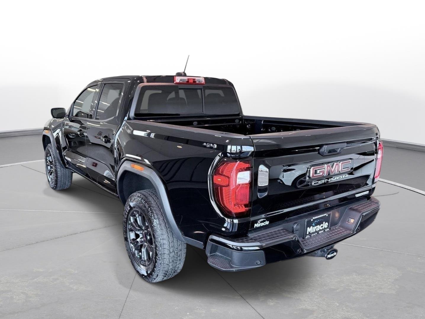 Used 2025 Onyx Black GMC Elevation image 5