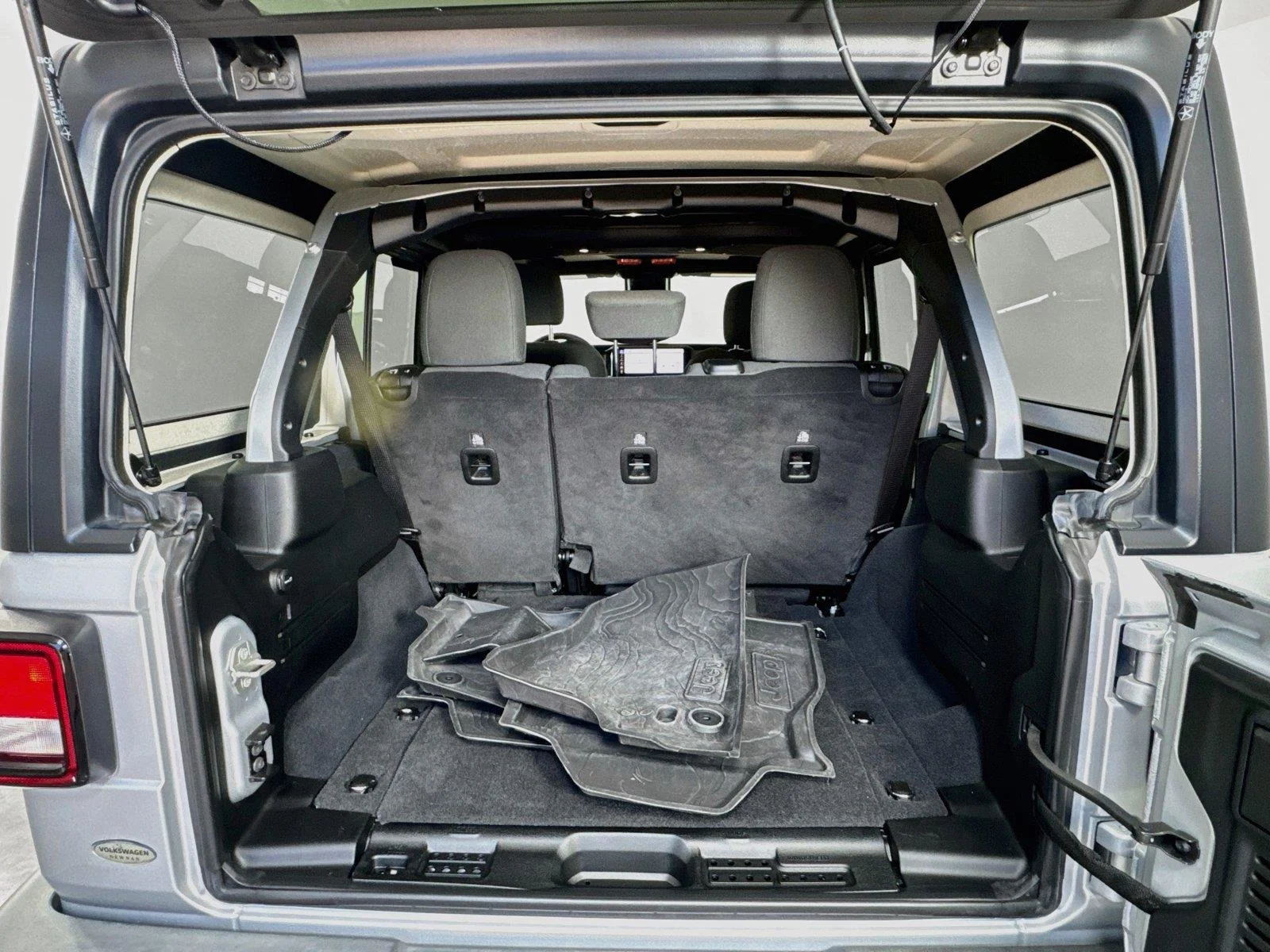 Used 2024 Silver Zynith Clearcoat Jeep Sport S image 23
