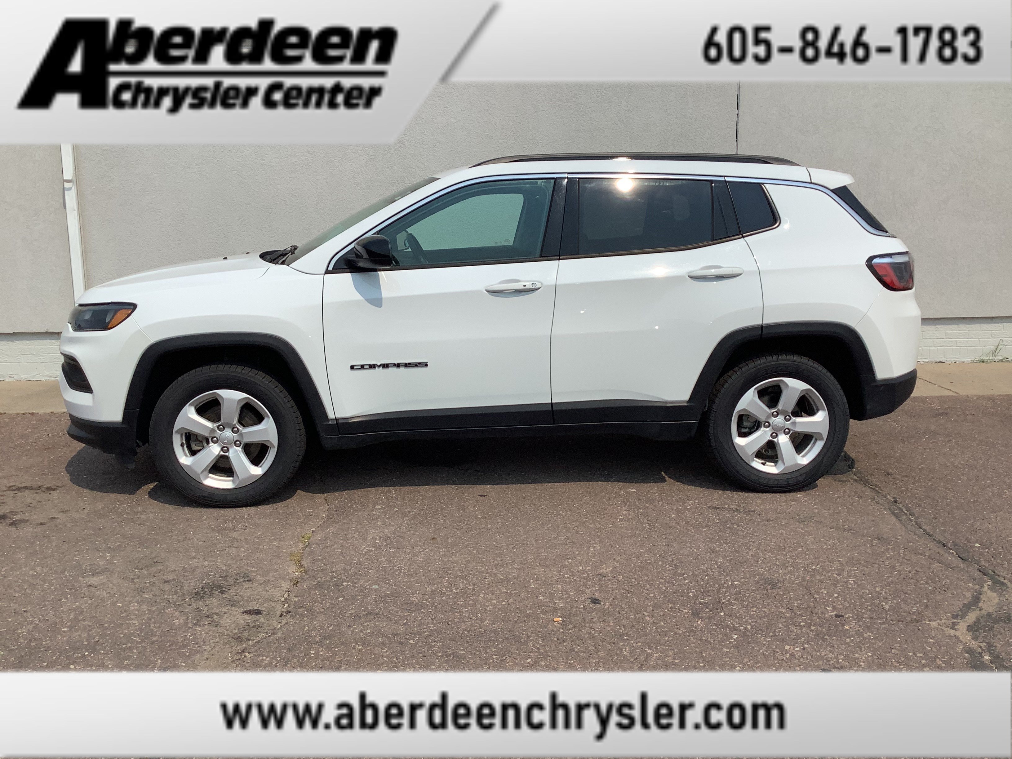 Used 2022 White Jeep Latitude image 1