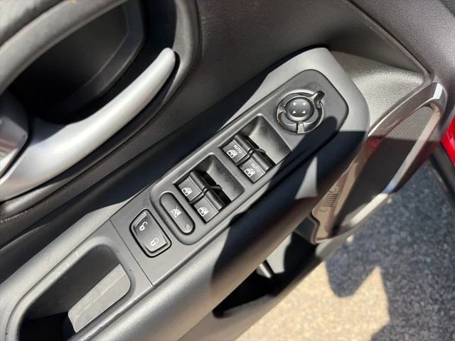 Used 2023  Jeep Latitude image 18