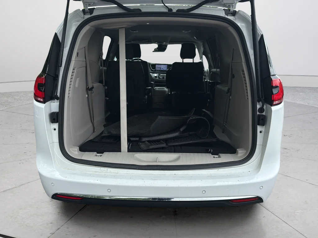 Used 2021 White Chrysler Touring L image 9
