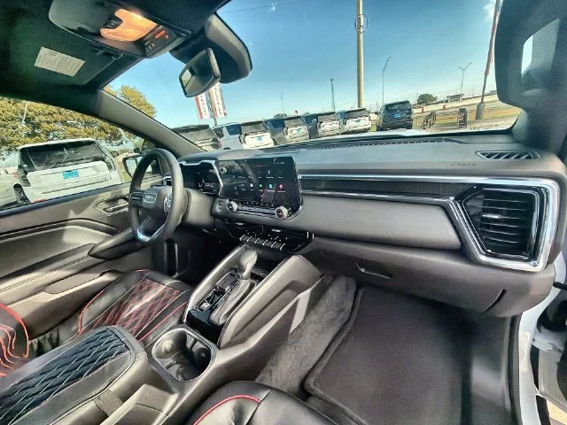 Used 2025 Summit White GMC Elevation image 28