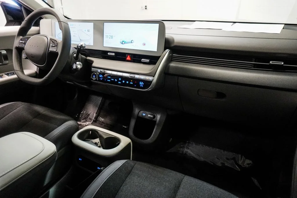 Used 2023 Black Hyundai SE image 10