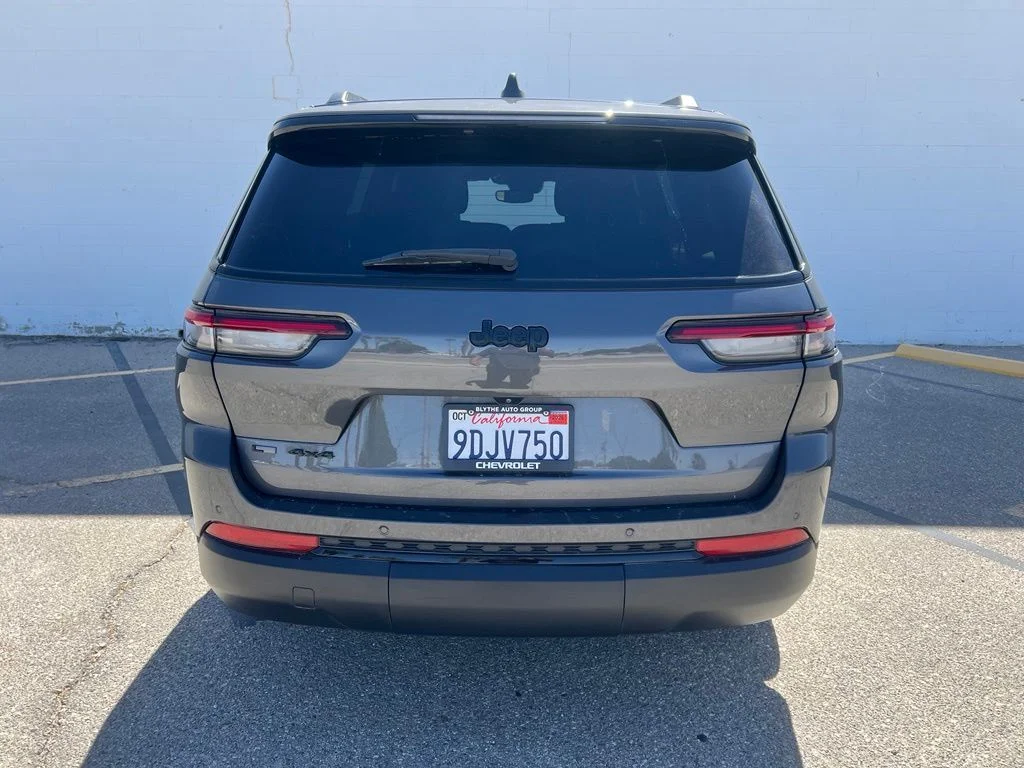 Used 2023 Metallic Jeep Altitude image 4