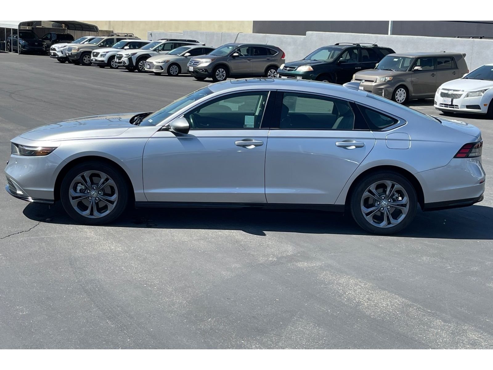 Used 2025 Solar Silver Metallic Honda EX-L image 2