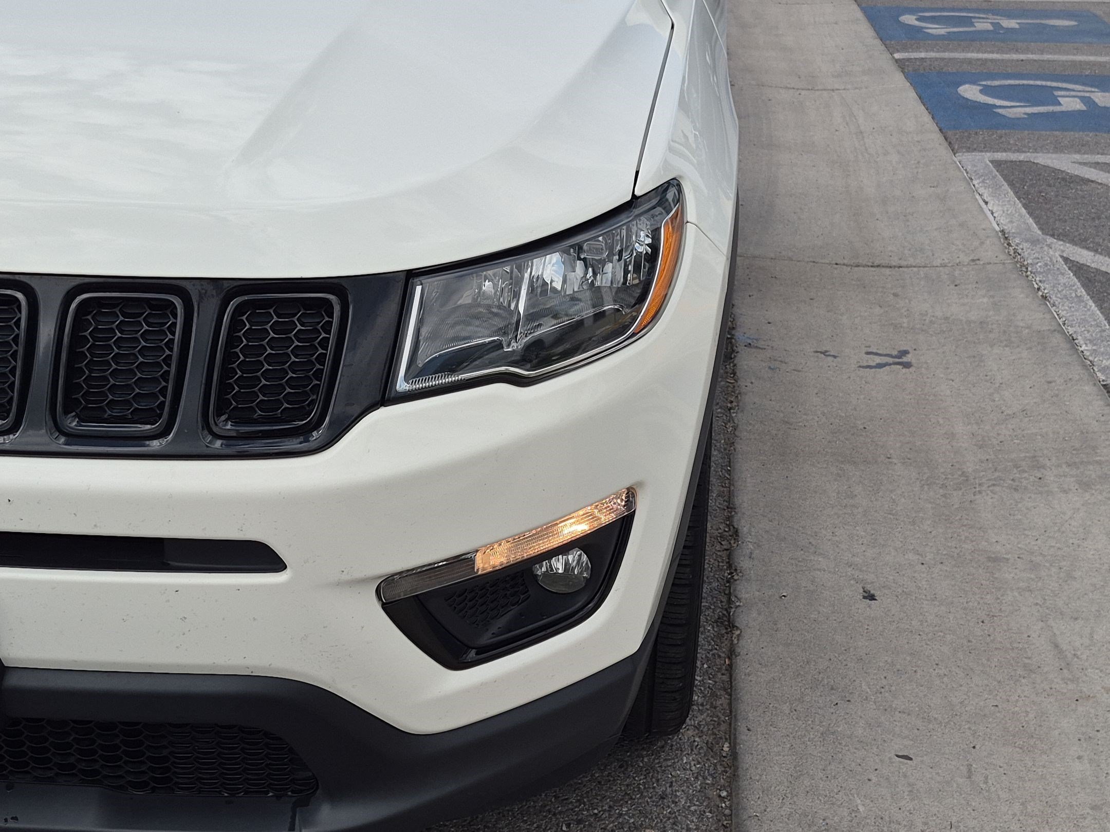 Used 2018 White Clearcoat Jeep Altitude image 9