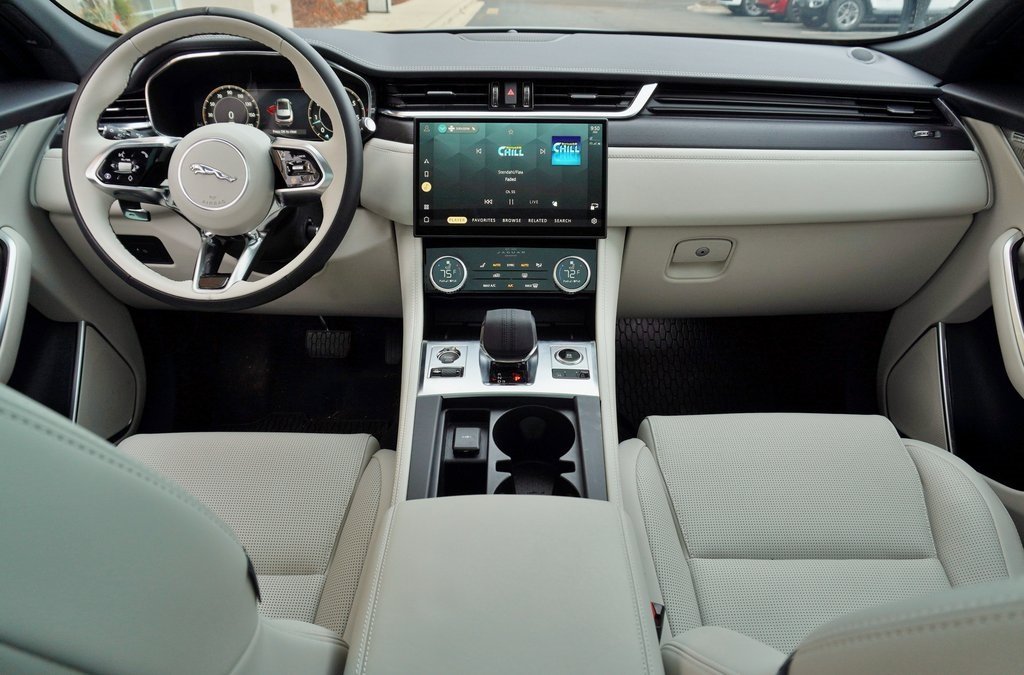 2025 JAGUAR F-PACE - Image 8