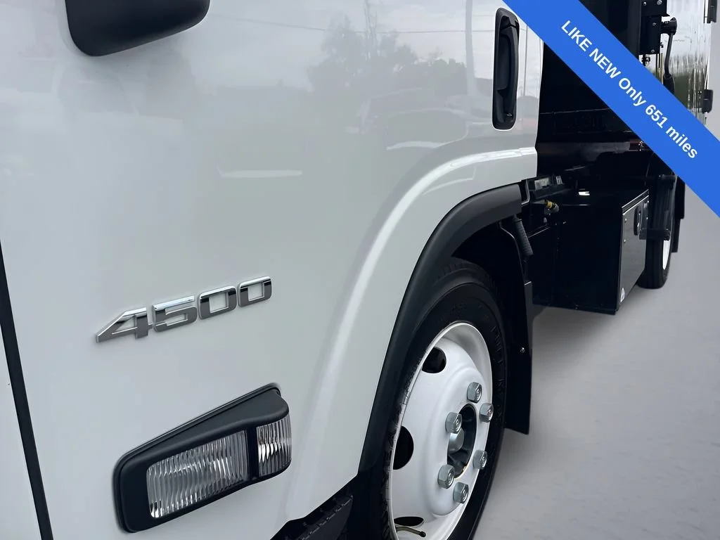 Used 2024 Arc White Chevrolet 1WT image 27