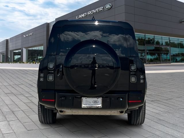 New 2026 Santorini Black Land Rover X-Dynamic SE image 4