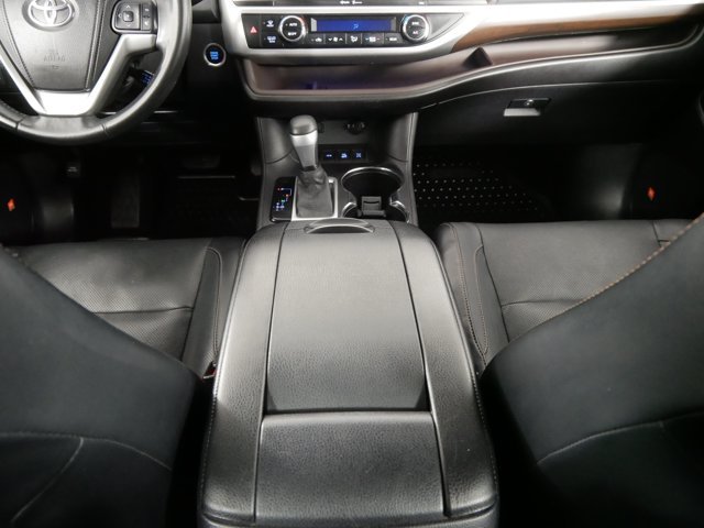Used 2015 Creme Brulee Mica Toyota Limited image 26