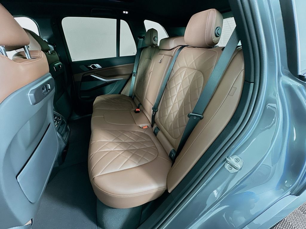 Used 2026 Skyscraper Grey Metallic BMW xDrive40i image 17