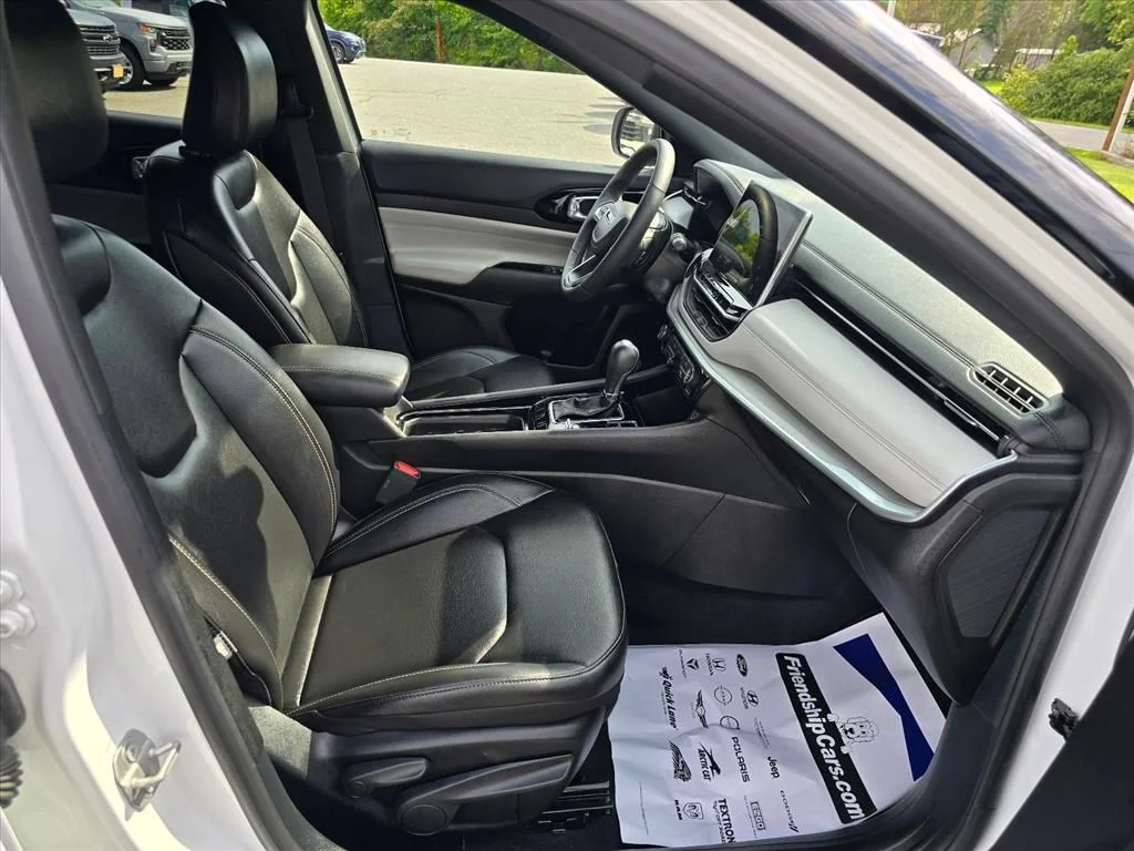 Used 2025 White Jeep Limited image 12