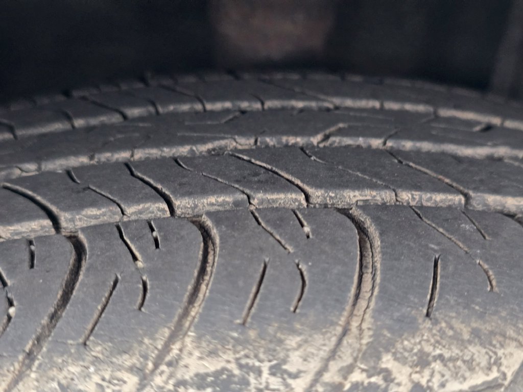 Used 2014 Gray Toyota LE image 10