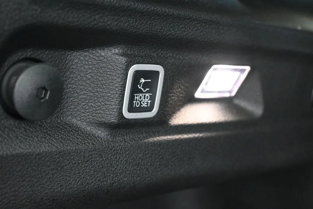 Used 2025 Silver Zynith Jeep Limited image 38