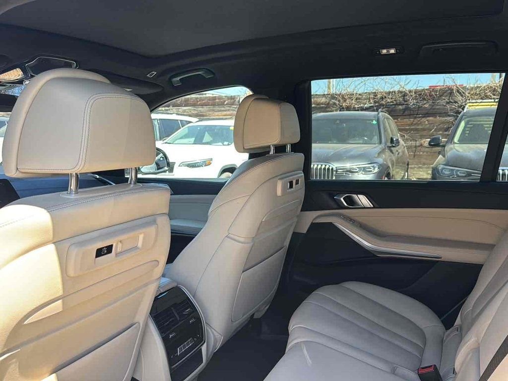 Used 2022 White BMW xDrive40i image 30