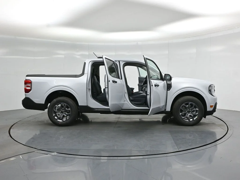 New 2026 Space White Metallic Ford XLT image 4