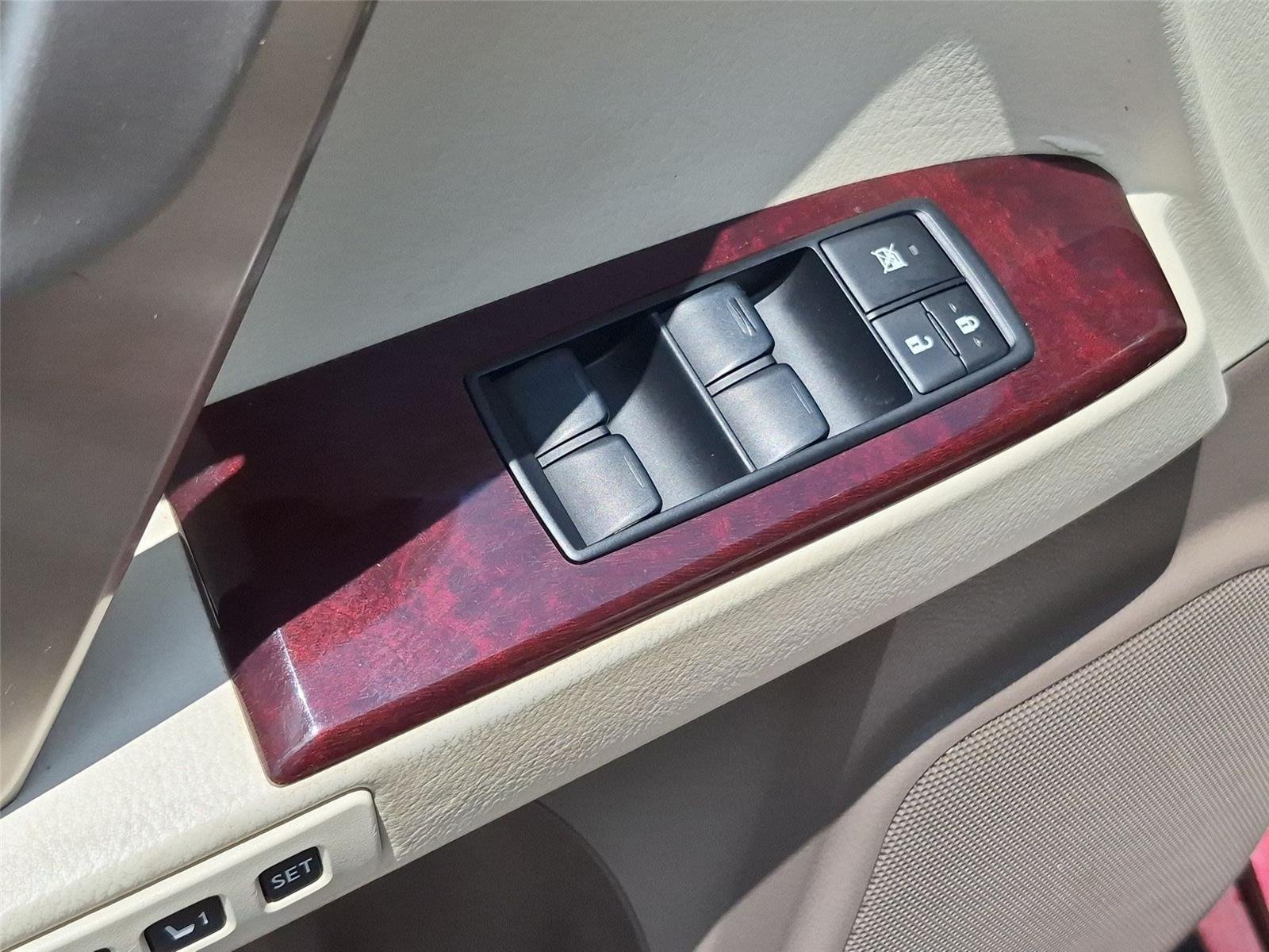 Used 2015 Claret Mica Lexus  image 16