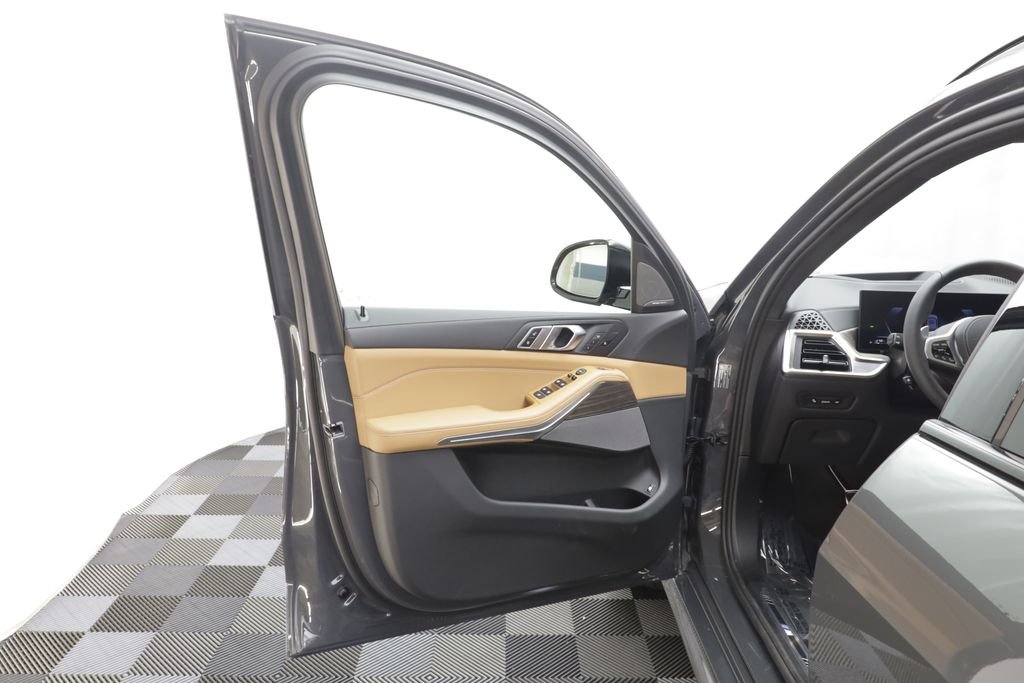 New 2026 Dravit Grey Metallic BMW xDrive50e image 6