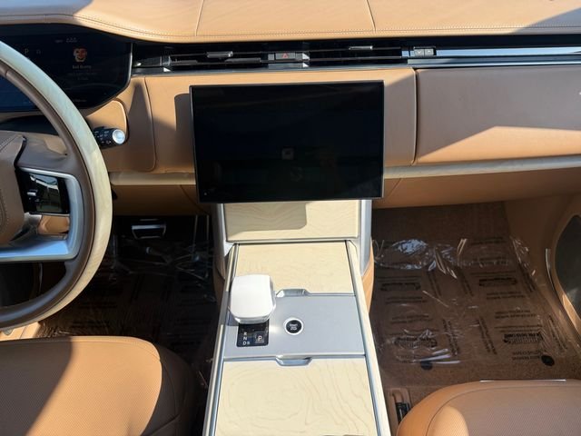 Used 2024 White Land Rover SV image 15