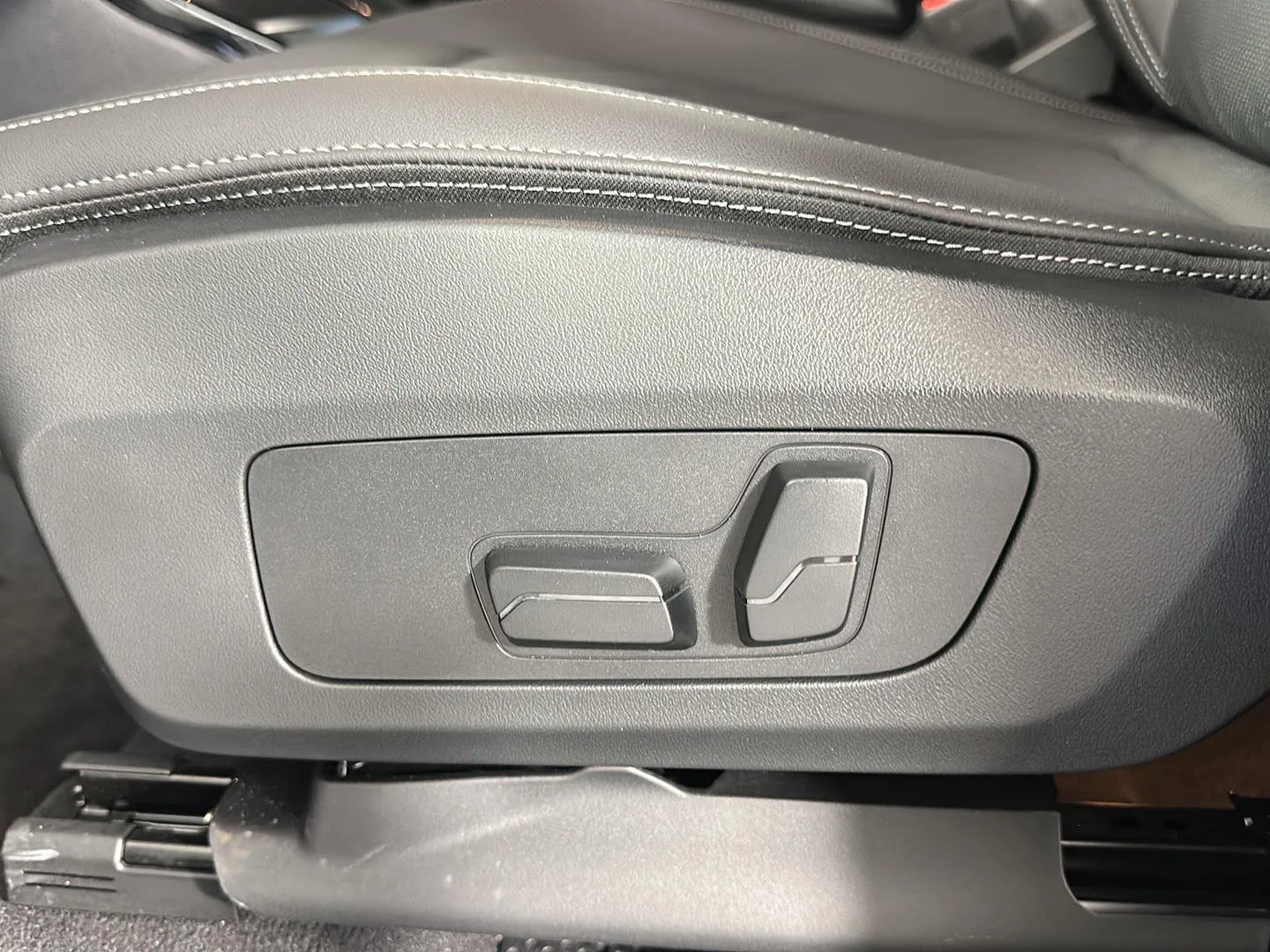 Used 2023 Space Silver Metallic BMW xDrive28i image 9