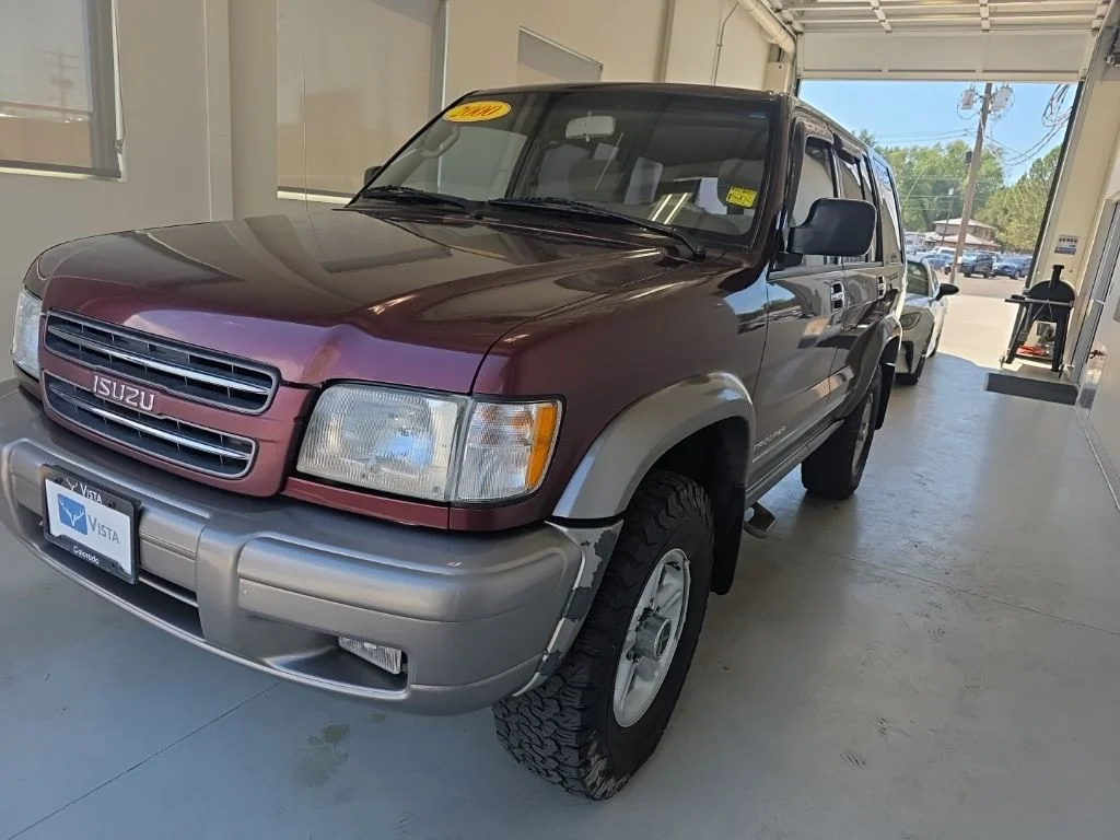 Used 2000 Red Isuzu S image 3