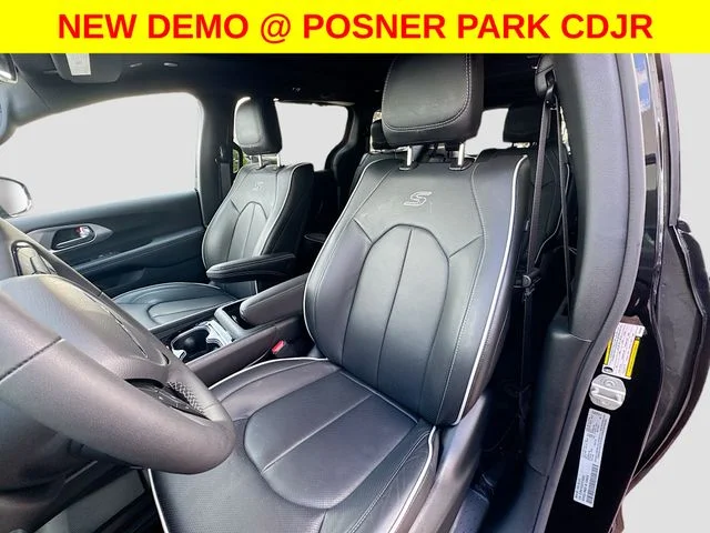 New 2026 Diamond Black Crystal Pearl-Coat Exterior Paint Chrysler Limited image 20