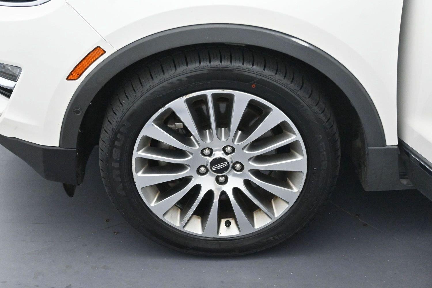 Used 2015 White Platinum Metallic Tri-Coat Lincoln FWD 4dr image 28