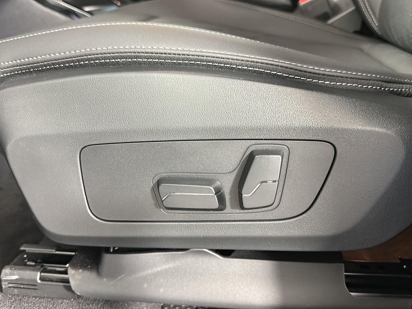 Used 2023 Space Silver Metallic BMW xDrive28i image 9