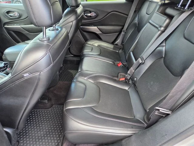 Used 2019 Silver Jeep Latitude Plus image 12
